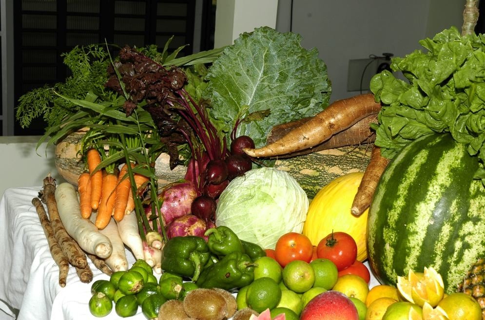 fruit_veggies_ontable_preb